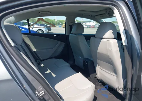 2007 Volkswagen Passat 2.0T/Wolfsburg Edition z USA, uszkodzony, nr VIN WVWAK73C67P110341